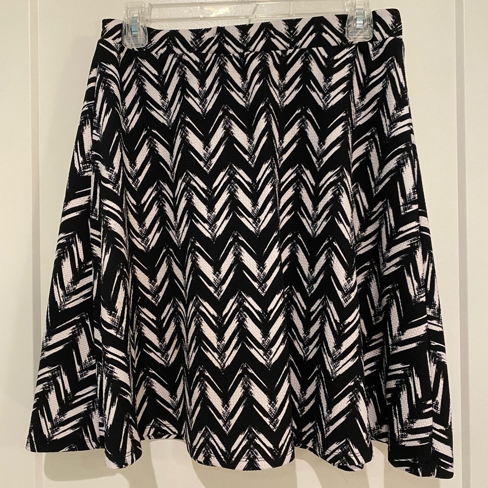 Joe B Monochrome Zig Zag Skater Skirt, size M